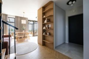 un soggiorno con libreria e porta di Osada Tabaszowa a Tabaszowa Altre 23 foto