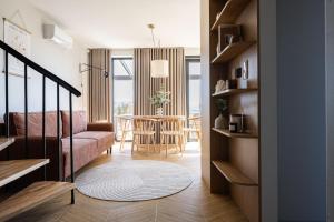 un soggiorno con un divano e un tavolo di Osada Tabaszowa a Tabaszowa