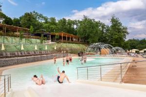 因普鲁内塔hu Firenze Certosa camping in town的一群人在水上乐园的游泳池里