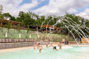 hu Firenze Certosa camping in town内部或周边的泳池