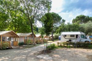 hu Firenze Certosa camping in town外面的花园