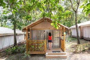hu Firenze Certosa camping in town外面的花园