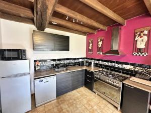 Kuchyňa alebo kuchynka v ubytovaní Renovated French Country Bungalow for Two - A Home for Your Next Holiday