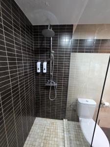 a bathroom with a shower and a toilet at Magnífico alojamiento cerca de Mezquita catedral in Córdoba