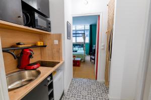 Kuchyň nebo kuchyňský kout v ubytování 50 Nuances Nirvana - Love Room à Rouen + 20 fotografií