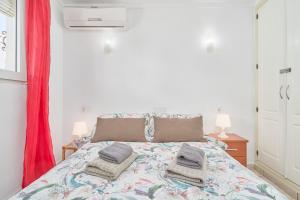 Un dormitorio con una cama con dos almohadas encima. en Sea View Capistrano Nerja, en Nerja 25 fotos más