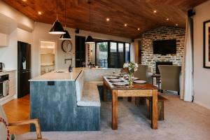 Η κουζίνα ή μικρή κουζίνα στο Te Moana - Lake Views - Sleeps 7 - Wanaka +17 φωτογραφίες