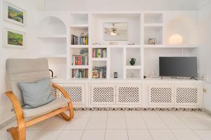 Televízia a/alebo spoločenská miestnosť v ubytovaní Large One Bed Apt