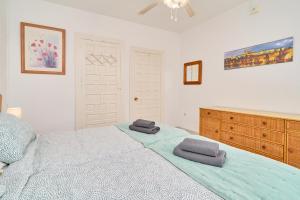 Posteľ alebo postele v izbe v ubytovaní Large One Bed Apt