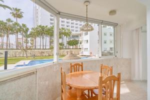Bazén v ubytovaní Large One Bed Apt alebo v jeho blízkosti