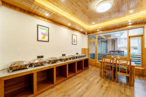 Restoran või mõni muu söögikoht majutusasutuses Treebo Premium The Takey's