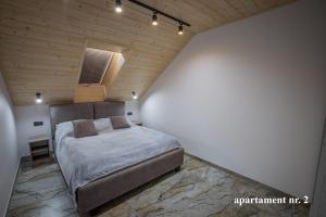 una camera da letto con un letto e un soffitto in legno di Apartamenty Katarzyna a Święta Katarzyna Altre 20 foto