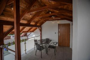 Camera con tavolo, sedie e soffitto in legno. di Apartamenty Katarzyna a Święta Katarzyna