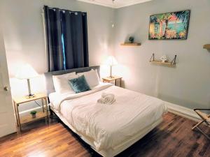 a bedroom with a large bed with two lamps and a bed sidx sidx at The Marvelous Miss Margrave-Close to USC- Jackson-Zoo in Columbia +50 photos