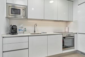 Kuchyň nebo kuchyňský kout v ubytování Luxurious Two Bed