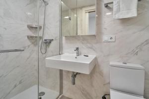 Koupelna v ubytování Luxurious Two Bed + 13 fotografií