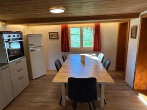 A kitchen or kitchenette at Alpenchalet Haldeli Ferienwohnung