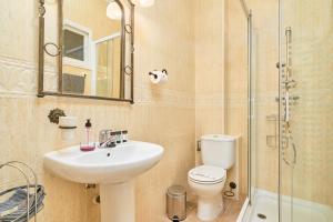 Koupelna v ubytování Nerja Townhouse Burriana