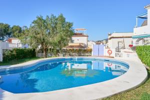 Bazén v ubytování Nerja Townhouse Burriana nebo v jeho okolí