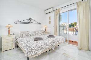 Postel nebo postele na pokoji v ubytování Nerja Townhouse Burriana