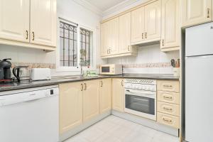Kuchyň nebo kuchyňský kout v ubytování Nerja Townhouse Burriana