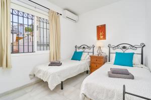 Postel nebo postele na pokoji v ubytování Nerja Townhouse Burriana