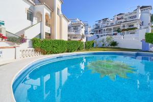 Bazén v ubytování Nerja Townhouse Burriana nebo v jeho okolí