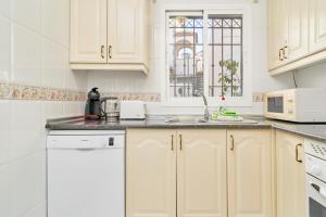 Kuchyň nebo kuchyňský kout v ubytování Nerja Townhouse Burriana