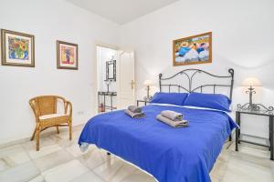 Postel nebo postele na pokoji v ubytování Nerja Townhouse Burriana + 26 fotografií