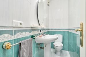 Koupelna v ubytování Nerja Townhouse Burriana