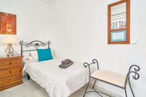 Postel nebo postele na pokoji v ubytování Nerja Townhouse Burriana