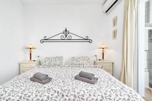 Postel nebo postele na pokoji v ubytování Nerja Townhouse Burriana