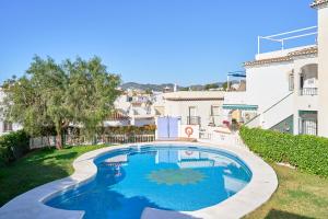 Bazén v ubytování Nerja Townhouse Burriana nebo v jeho okolí