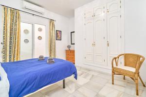 Postel nebo postele na pokoji v ubytování Nerja Townhouse Burriana