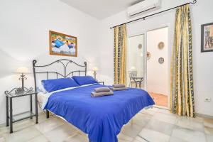 Postel nebo postele na pokoji v ubytování Nerja Townhouse Burriana