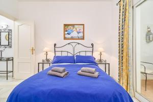 Postel nebo postele na pokoji v ubytování Nerja Townhouse Burriana