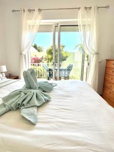 Giường trong phòng chung tại Apartamento Nathalie a 100m da Praia (T2)