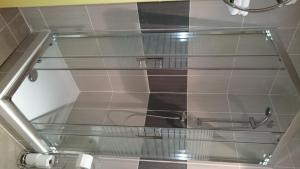 een spiegel in de badkamer met een handdoekenrek bij Le Miracle in Lédenon