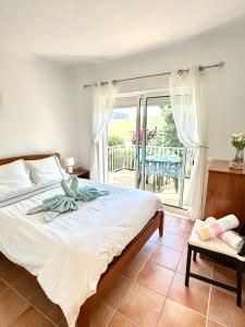 Giường trong phòng chung tại Apartamento Nathalie a 100m da Praia (T2)