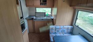 Η κουζίνα ή μικρή κουζίνα στο Belle caravane au calme