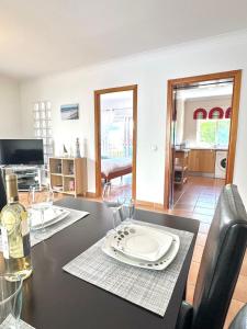 TV/trung tâm giải trí tại Apartamento Nathalie a 100m da Praia (T2) +33 ảnh