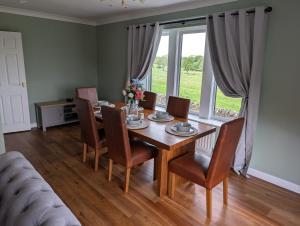 ein Esszimmer mit einem Holztisch und Stühlen in der Unterkunft Keys Crossed Farm in Barnard Castle