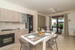 a kitchen and dining room with a table and chairs at Colino APT in Olbia