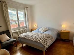 Un pat sau paturi într-o cameră la Maison spacieuse au calme avec jardin - 3 chambres confortables