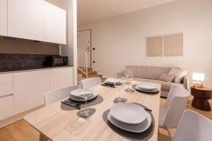 una cucina e una sala da pranzo con tavolo e sedie di Grancini Suite a Milano