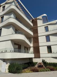 Un gran edificio blanco con una espiral. en NARDIN Apartment, en Kavarna