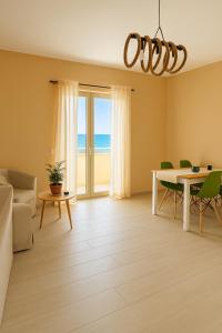 Χώρος καθιστικού στο Paliochora Beachfront Escape, Milolithos Pool Retreats