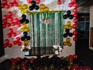un montón de globos y un montón de otros globos en Hotel Landmark, en Port Blair