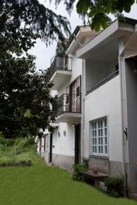un edificio bianco con due balconi e un cortile di Le Bucoliche a Pellezzano