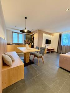 a living room with a table and a couch at Appartamento Genziana in Andalo
